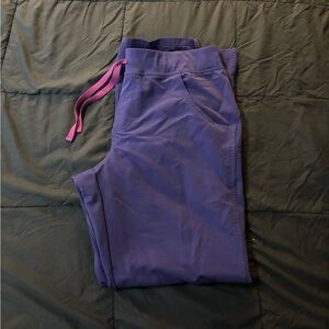 Figs Women’s Amethyst Kade Medium Petite Cargo Scrub Pants